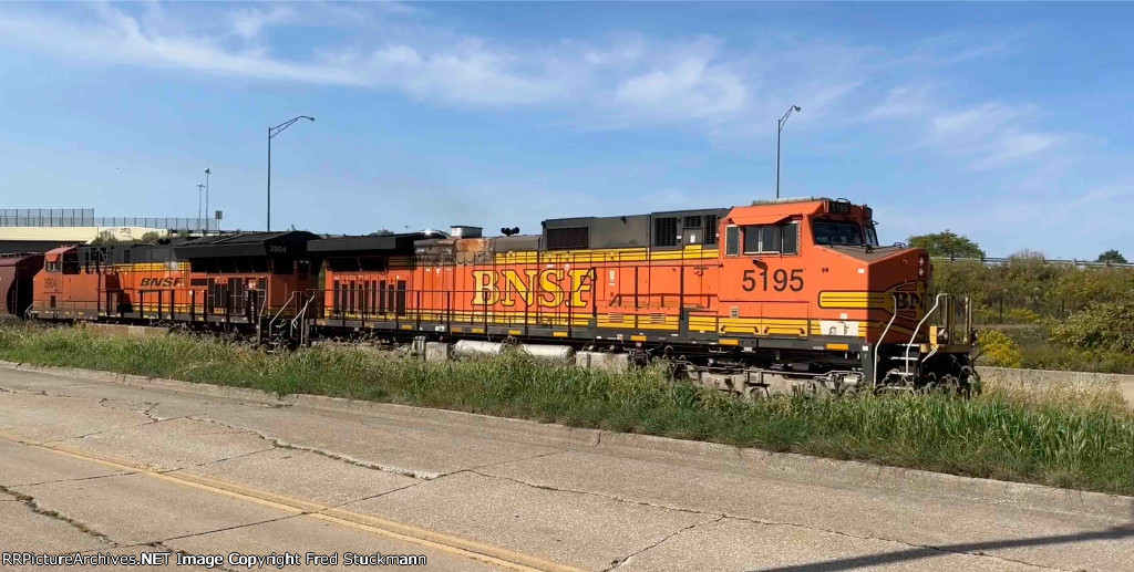 BNSF 5195 leads G111